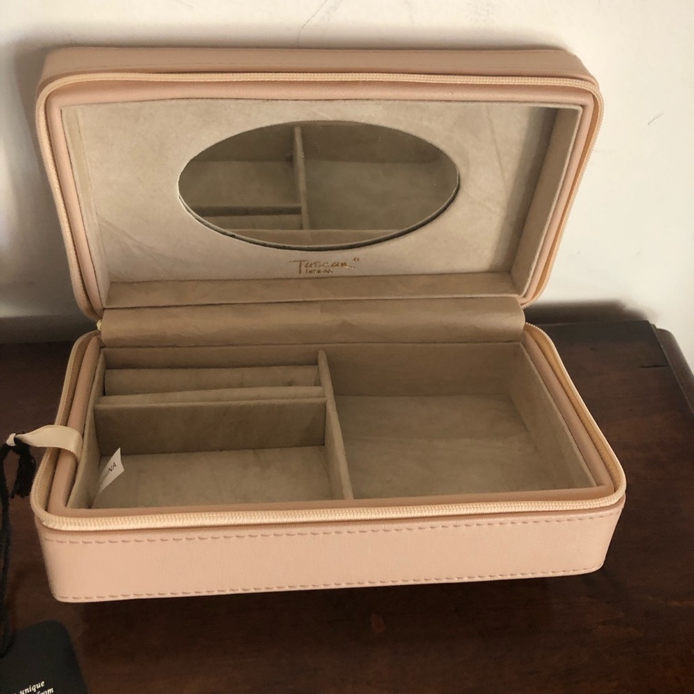 NWT Toscana zippered jewelry case,cut out pattern